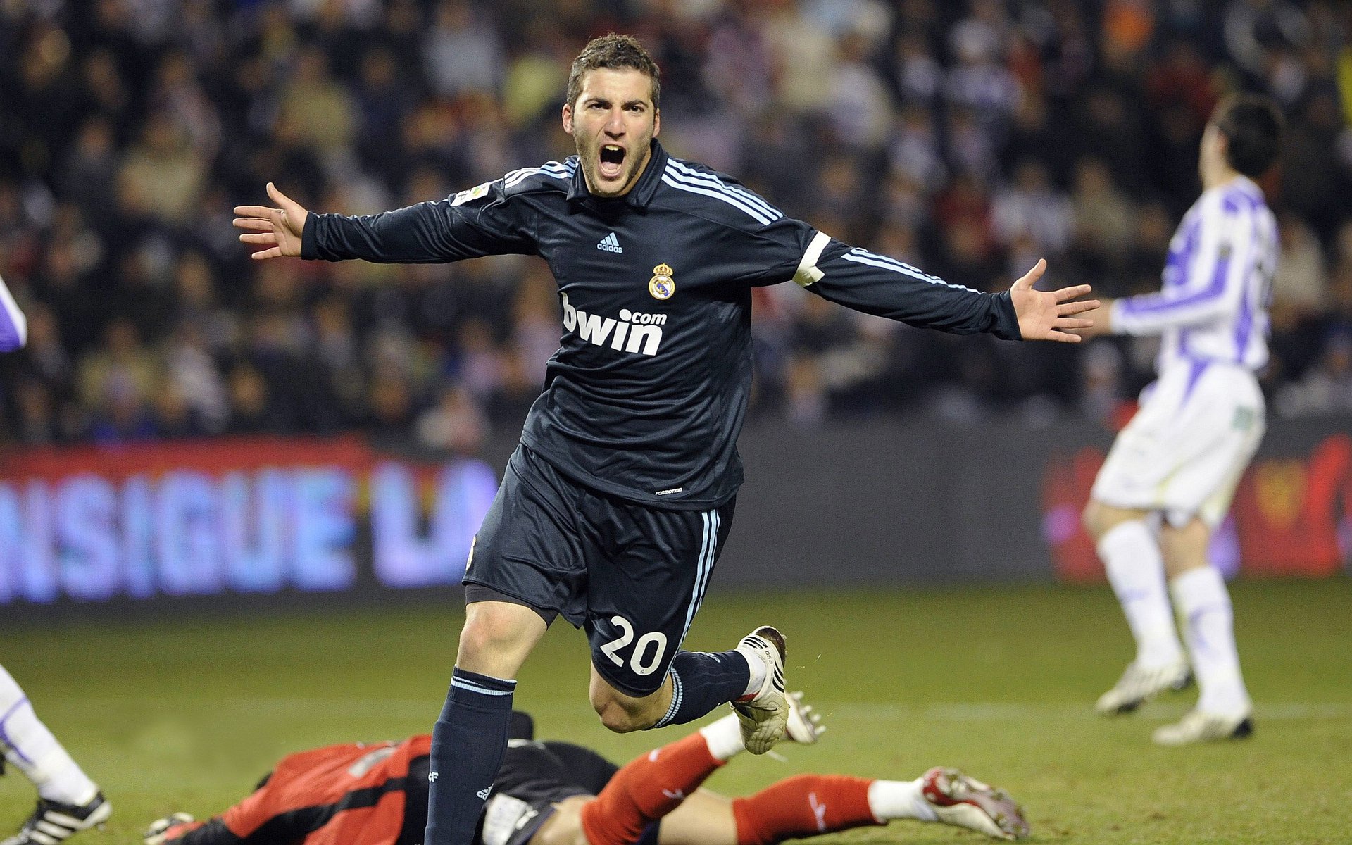 快船防守轮转到位成功逼迫对手失误，谁是快船更好的防守球员